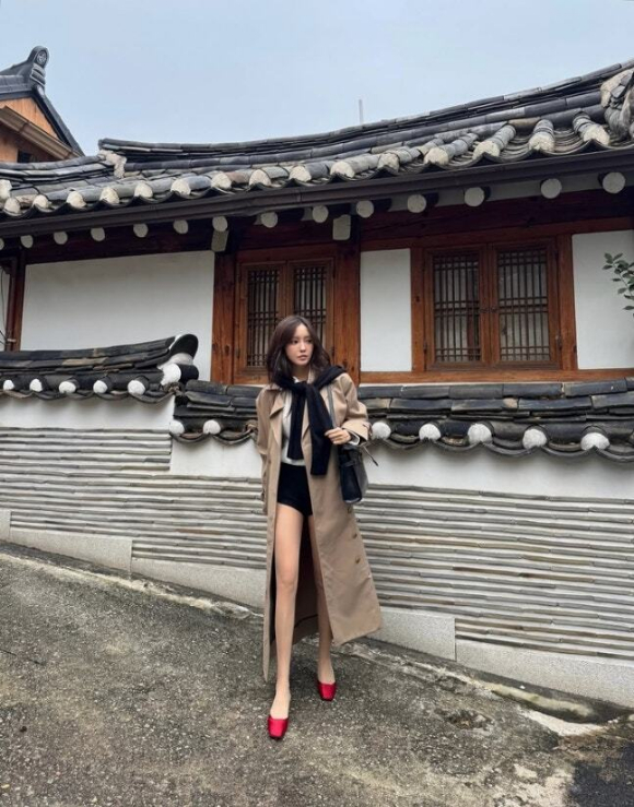 효민, 바지 입는 거 까먹었나? 트렌치코트 속 팬츠리스룩 &apos;아찔&apos;