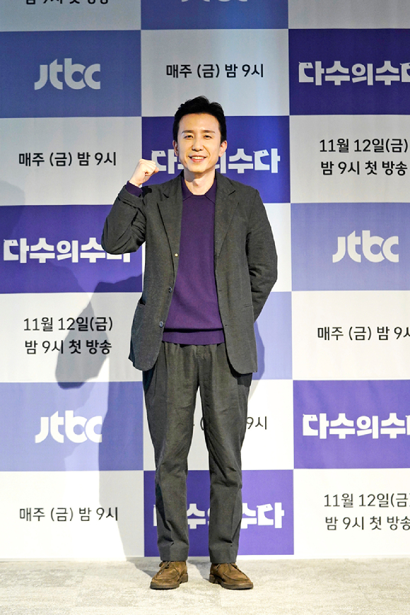 유희열과 차태현이 11일 JTBC '다수의 수다' 제작발표회에 참석해 포즈를 취하고 있다. [사진=JTBC]