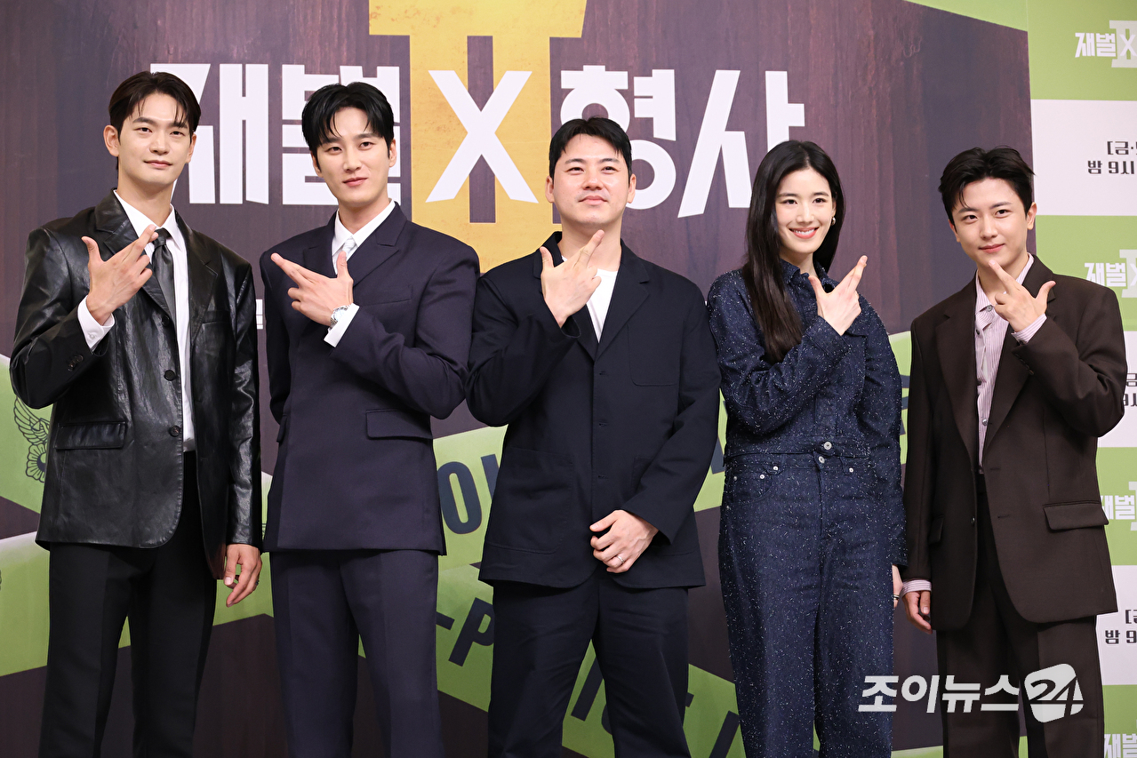 배우 김상준, 안보현, 김재홍 PD, 정은채, 김신비가 4일 오전 서울 양천구 목동 SBS에서 진행된 SBS 새 금토드라마 '재벌X형사2' 제작발표회에 참석해 포즈를 취하고 있다. [사진=문수지 기자]