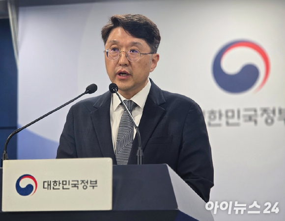 19일 오전 정부서울청사에서 최우혁 과학기술정보통신부 정보보호네트워크정책관 겸 SK텔레콤 침해사고 민관합동조사단 단장(가운데)이 SK텔레콤 침해사고 2차 조사 결과에 대해 발표하고 있다. 사진은 왼쪽부터 이동근 한국인터넷진흥원(KISA) 디지털위협대응본부장 겸 민관합동조사 부단장, 최우혁 단장, 류제명 과기정통부 네트워크정책실장. [사진=안세준 기자]