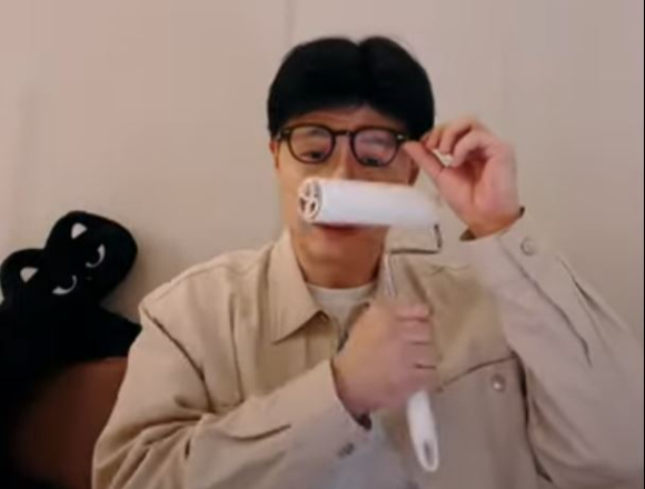 한동훈 전 국민의힘 대표가 먼지 제거용 테이프인 '돌돌이'를 얼굴에 문지르는 영상이 뒤늦게 화제가 되고 있다. 사진은 한 전 대표. [사진=한동훈 유튜브]