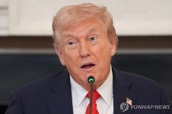 도널드 트럼프 미국 대통령이 8일(현지시간) 백악관에서 열린 회의에서 발언하고 있다. [사진=AP=연합뉴스]