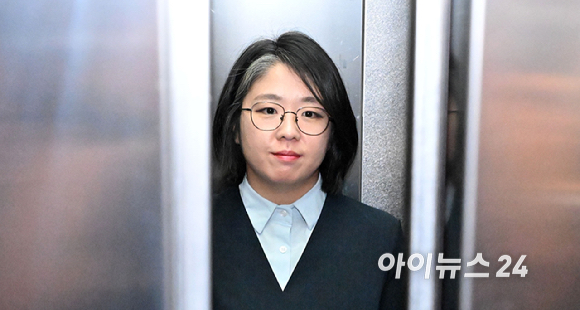 용혜인 성평등가족부 장관 후보자가 2일 서울 서대문구에 마련된 인사청문회 준비 사무실로 출근하고 있다. [사진=곽영래 기자]