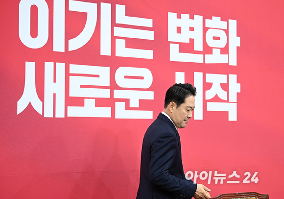 장동혁 국민의힘 대표가 12일 서울 여의도 국회에서 열린 최고위원회의에 참석하고 있다. [사진=곽영래 기자]