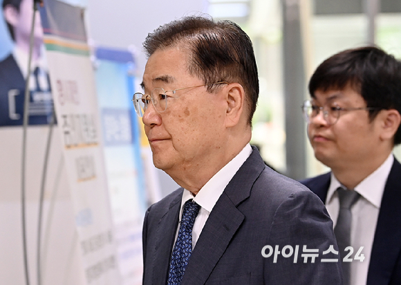 사드 기밀 유출 혐의 등을 받는 정의용 전 국가안보실장이 22일 오전 서울 서초구 서울중앙지방법원에서 열린 1심 속행 공판에 출석하고 있다. [사진=곽영래 기자]