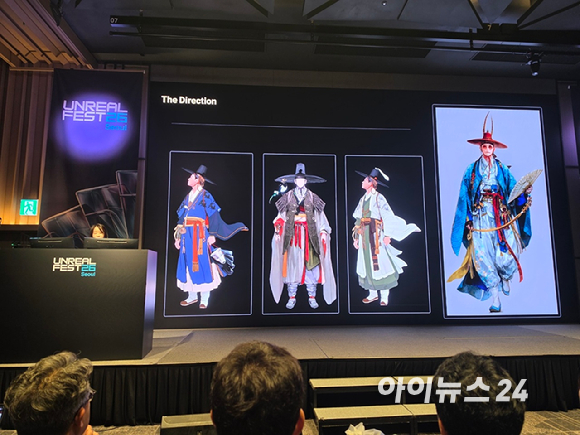 목영미 넥슨게임즈 아트 디렉터가 21일 열린 '리얼 페스트 서울 2026에서 '우치 더 웨이페어러'에 구현한 한복을 소개하고 있다. [사진=곽민구 기자]