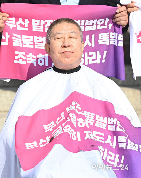 박형준 부산시장이 23일 서울 여의도 국회 본관 계단에서 부산 발전 특별법안, 부산 글로벌허브도시 특별법 조속 제정 촉구 삭발식에서 발언하고 있다. [사진=곽영래 기자]