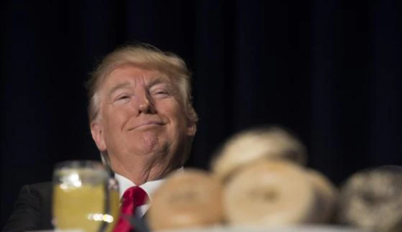 도널드 트럼프 미국 대통령이 지난 29일 경주에서 이재명 대통령이 주최한 만찬에 참석해 잔을 들고 있다. [사진=AP/연합뉴스]