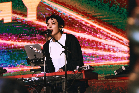 씨엔블루 정용화가 2026 CNBLUE LIVE WORLD TOUR '3LOGY' IN OCEANIA(2026 씨엔블루 라이브 월드 투어 '쓰릴로지' 인 오세아니아) 공연에서 팬들을 만나고 있다. [사진=FNC엔터테인먼트]