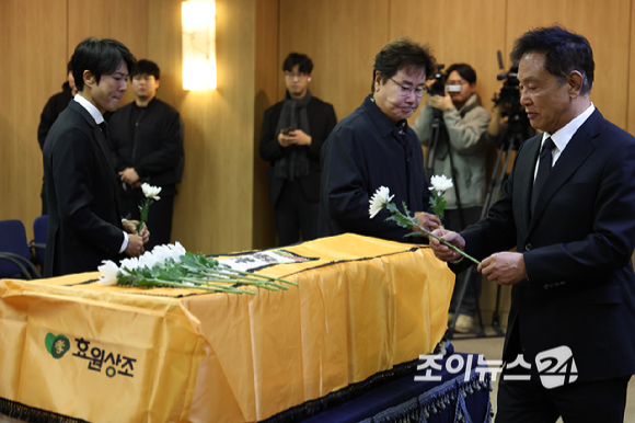 배우 유동근, 최수종이 27일 서울 송파구 서울아산병원 장례식장에서 엄수된 배우 이순재 영결식에서 애도를 표하고 있다. [사진=곽영래 기자]