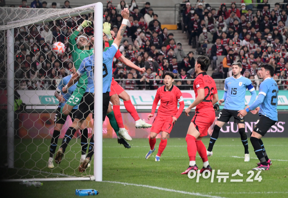 대한민국 황인범이 28일 오후 서울월드컵경기장에서 열린 대한민국과 우루과이의 평가전에서 동점골을 넣은 후 기뻐하고 있다. [사진=김성진 기자]
