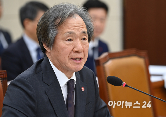 정기석 국민건강보험공단 이사장이 17일 국회 보건복지위에서 열린 2025년도 건강보험공단과 건강보험 심평원에 대한 국정감사에서 질의에 답하고 있다. [사진=곽영래 기자]