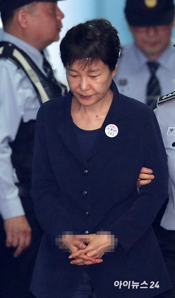 국민의힘 윤석열(왼쪽), 홍준표 대선 예비후보가 지난 9월28일 오후 서울 마포구 MBC 신사옥에서 열린 '100분 토론' 생방송에 앞서 준비를 하고 있다. [사진=김성진 기자 ]