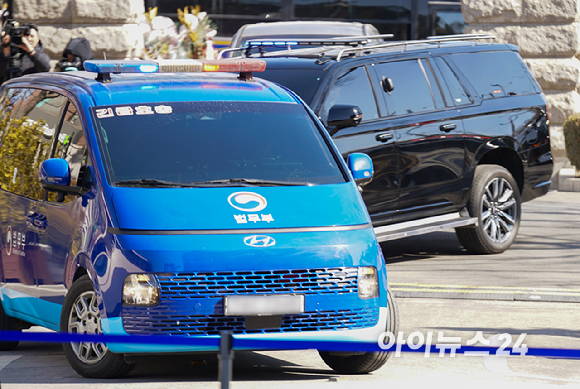 윤석열 대통령이 탑승한 호송차가 탄핵심판 9차 변론기일에 참석하기 위해 18일 서울 종로구 헌법재판소로 들어오고 있다. [사진=사진공동취재단]