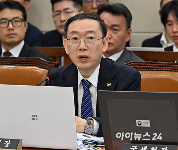 이명구 관세청장이 29일 국회 기획재정위원회에서 열린 한국은행&middot;국세청&middot;관세청 등에 대한 종합감사에서 의원 질의에 답하고 있다. [사진=곽영래 기자]