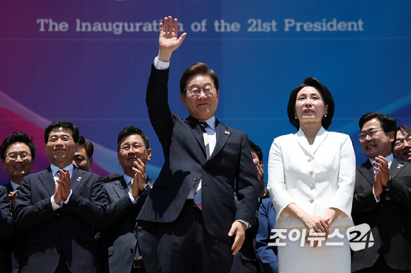 이재명 대통령 내외가 4일 오전 서울 여의도 국회 로텐더홀에서 취임 선서를 마치고 나와 잔디광장에 모인 시민들을 향해 인사하고 있다. [사진=국회사진취재단]