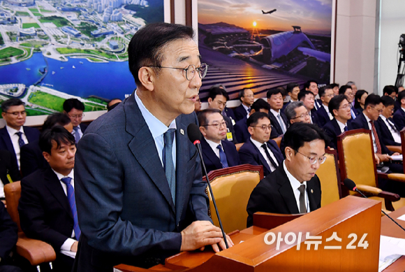 김윤덕 국토교통부 장관이 11일 서울 여의도 국회에서 열린 국토교통위원회 전체회의에서 업무보고를 하고 있다. [사진=곽영래 기자]
