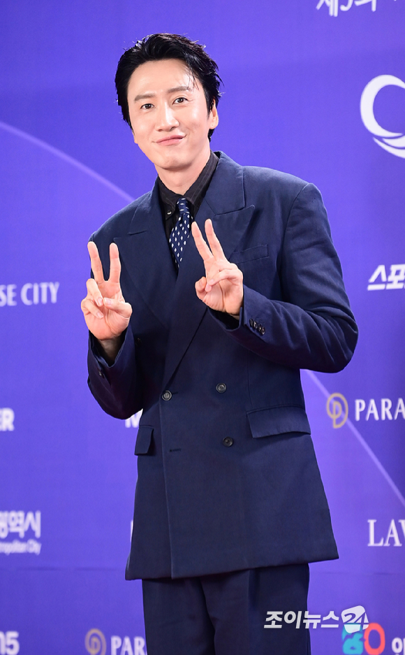 배우 이광수가&nbsp;31일 오후&nbsp;인천시 영종구 운서동 파라다이스시티에서 열린&nbsp;제5회 청룡시리즈어워즈&nbsp;레드카펫 행사에 참석하고 있다. [사진=정소희 기자]