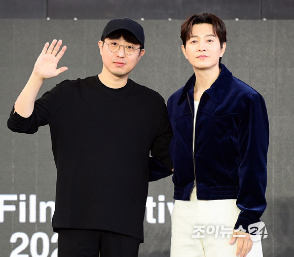 배우 정성일이 8일 부산 해운대구 영화의전당에서 열린 제31회 부산국제영화제 '자필' 야외 무대인사를 갖고 있다. [사진=정소희 기자]