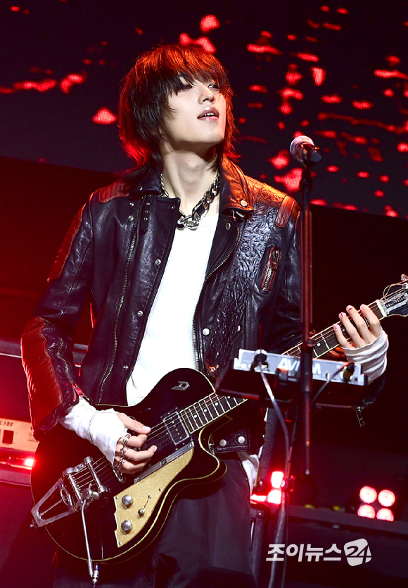 밴드 에이엠피 김신이 21일 오후 서울 서대문구 예스24 원더로크홀에서 열린 AxMxP(에이엠피) 첫 번째 미니앨범 'Amplify My Way'(앰플리파이 마이 웨이) 프레스 쇼케이스에서 타이틀곡 '패스' 무대를 선보이고 있다. [사진=정소희 기자]