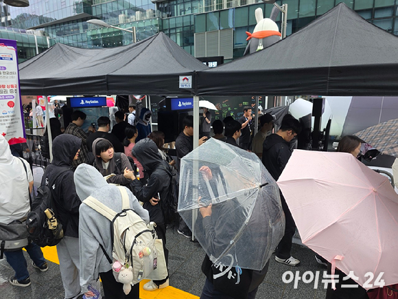 19일 판교역 광장에서 게임문화축제 'GXG 2025'가 열린 가운데 호요버스 '젠레스 존 제로' 부스에 관람객들이 줄지어 대기하고 있다. [사진=박정민 기자]