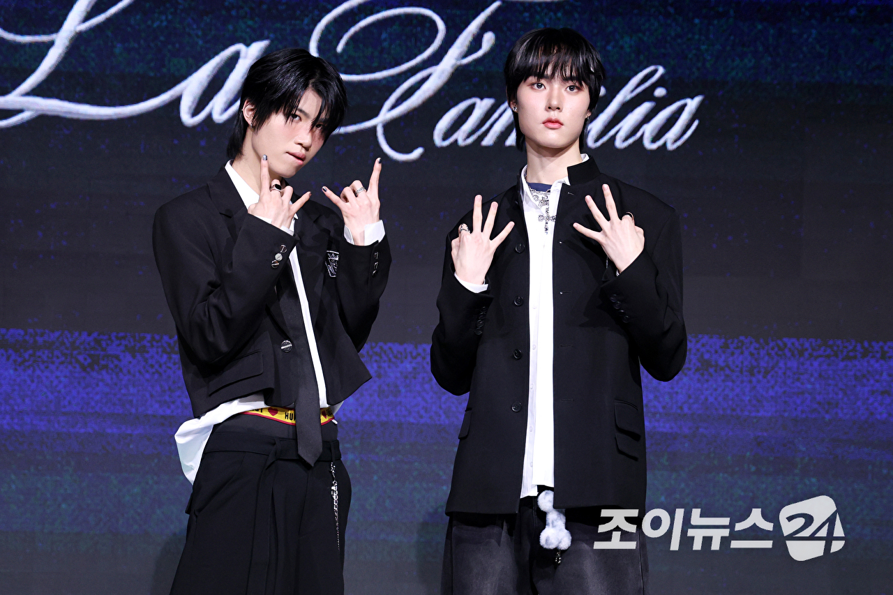 그룹 초코1(ChoCo1) 예찬, 태조가 24일 오후 서울 마포구 상암동 쇼킹케이팝센터에서 열린 초코엔터테인먼트 첫 패밀리 앨범 '초코 라 파밀리아(ChoCo La Familia)' 발매 기념 쇼케이스에 참석해 포즈를 취하고 있다. [사진=문수지 기자]