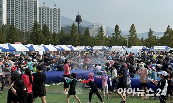 아이들이 지난 25일 화명생태공원에서 열린 ‘제3회 낙동강 물총축제’에서 물총싸움을 하고 있다. [사진=정예진 기자]