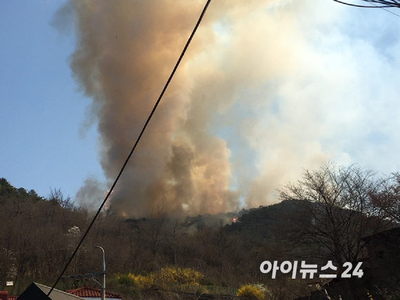 2일 서울 종로구 인왕산에 산불이 발생해 연기가 치솟고 있다. 당국은 소방헬기 등을 투입해 긴급 진화작업을 벌이고 있다. [사진=문영수 기자]