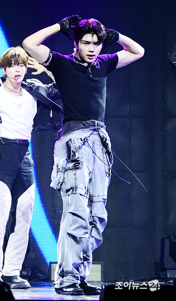 그룹 제로베이스원 박건욱이 1일 오후 서울 용산구 한남 블루스퀘어에서 열린 제로베이스원(ZEROBASEONE) 정규 1집 '네버 세이 네버(NEVER SAY NEVER)' 쇼케이스에 참석해 멋진 무대를 선보이고 있다. [사진=정소희 기자]