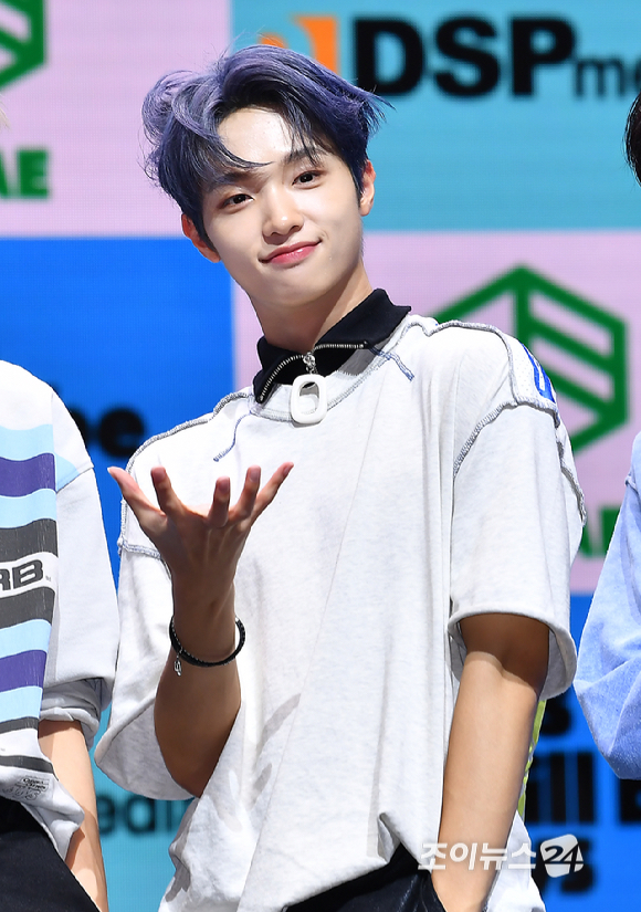 그룹 미래소년 손동표가 19일 오후 서울 서대문구 신촌캠퍼스백주년기념관 콘서트홀에서 열린 미니 5집 'Boys will be Boys' 발매 기념 쇼케이스에서 포토타임을 갖고 있다. [사진=곽영래 기자]