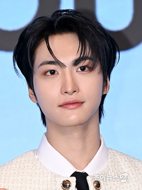 그룹 에이티즈 성화가 12일 오후 서울 마포구 호텔 나루 서울 엠갤러리에서 열린 미니 12집 '골든 아워 : 파트 3'(GOLDEN HOUR : Part.3) 앨범 발매 기념 기자간담회에서 포즈를 취하고 있다. [사진=곽영래 기자]