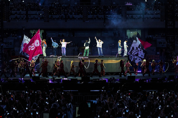 그룹 방탄소년단이 부산시 연제구 부산아시아드 주경기장에서 열린 방탄소년단 월드투어 'BTS WORLD TOUR 'ARIRANG' IN BUSAN'에서 무대를 펼치고 있다. [사진=빅히트뮤직]