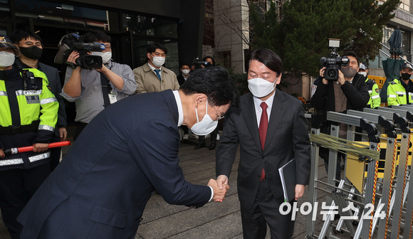 안철수 국민의당 대표가 11일 서울 여의도 국민의힘 중앙 당사에서 윤석열 대통령 당선인과 회동을 마친 뒤 나서며 장제원 대통령 당선인 비서실장과 인사를 나누고 있다. [사진=김성진 기자]