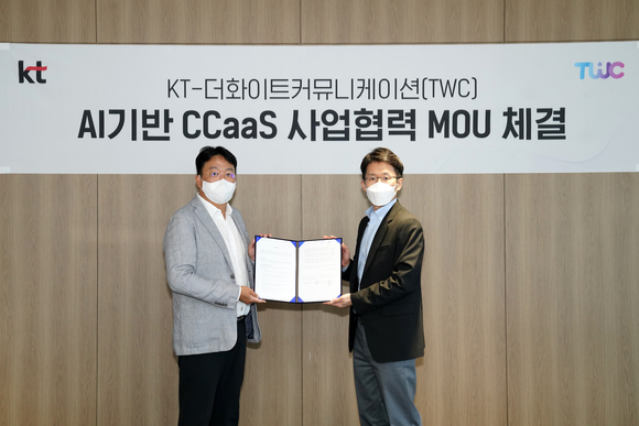 최준기 KT 본부장(오른쪽)과 박민영 TWC 대표가 MOU를 마치고 기념사진을 촬영하고 있다. [사진=KT]
