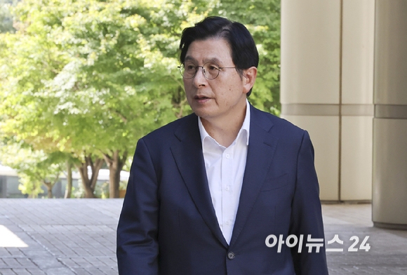 황교안 전 국무총리가 4일 서울 서초구 서울중앙지방법원에서 열린 내란선동 혐의 공판에 출석하고 있다. [사진=곽영래 기자]