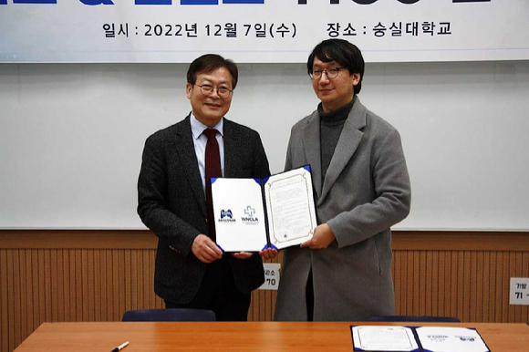 이재홍 한국게임정책학회장(좌측부터), 김선곤 월드NFT콘텐츠문학상 어워드조직위원장. [사진=한국게임정책학회]