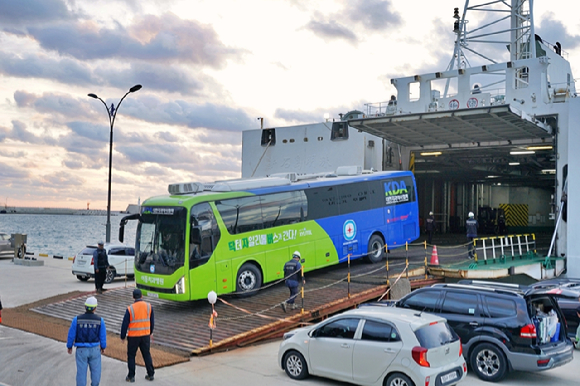 롯데웰푸드 닥터자일리톨버스가 지난 23일 울릉도 사동항에서 입도하고 있다. [사진=롯데웰푸드]
