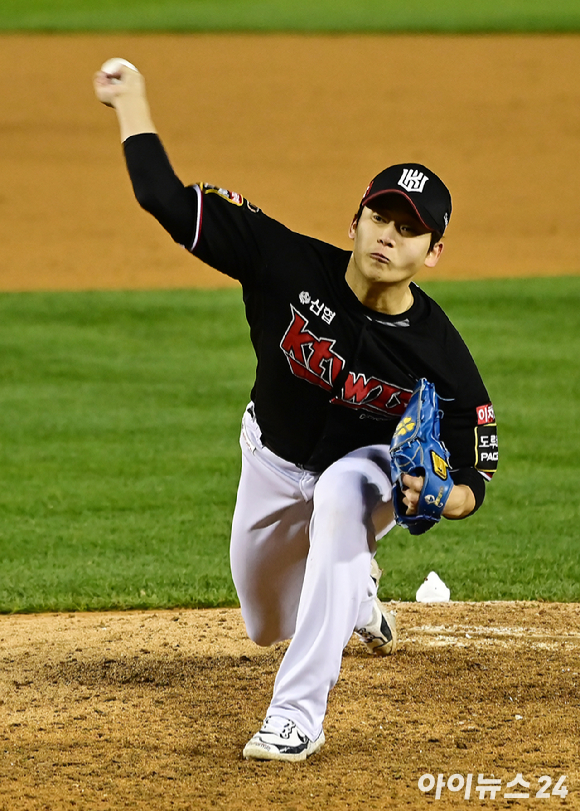 7일 오후 서울 송파구 잠실야구장에서 '2023 KBO 포스트시즌' LG 트윈스와 KT 위즈의 한국시리즈 1차전 경기가 열렸다. 9회말 KT 박영현이 역투하고 있다. [사진=곽영래 기자]