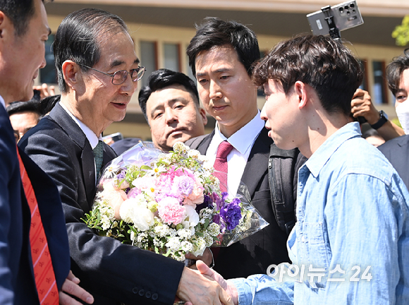 한덕수 전 국무총리가 2일 오전 서울 여의도 국회 소통관에서 출마를 선언한 뒤 지지자로부터 꽃바구니를 받고 있다. [사진=곽영래 기자]