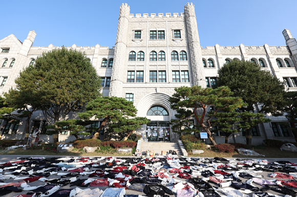 동덕여자대학교의 남녀공학 전환 추진 논의에 반발한 학생들이 벗어둔 과잠이 12일 오전 서울 성북구 동덕여대 본관 앞에 놓여 있다. [사진=연합뉴스]