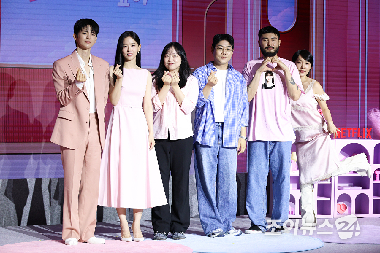 배우 서인국, 강한나, 김노은 PD, 원승재 PD, 가수 카더가든, 코미디언 이은지가 1일 오전 서울 마포구 호텔 나루 서울 엠갤러리에서 진행된 넷플릭스 예능 '모태솔로지만 연애는 하고 싶어 시즌2' 제작발표회에 참석해 포즈를 취하고 있다. [사진=문수지 기자]