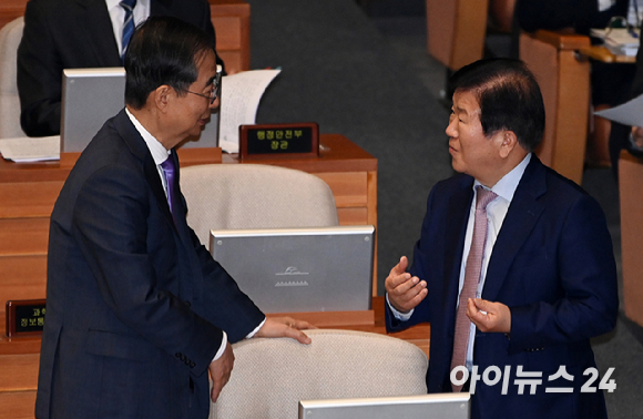 한덕수 국무총리(왼쪽)와 박병석 더불어민주당 의원이 지난 4월 국회 본회의장에서 열린 교육·사회·문화 분야에 대한 대정부질문에서 대화하고 있다. [사진=아이뉴스24DB]