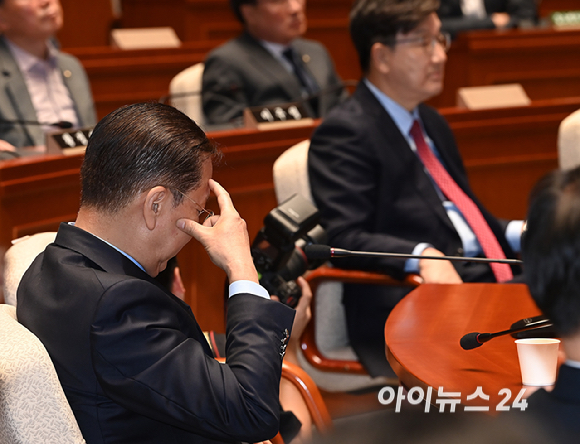 국민의힘 권영세 비상대책위원장과 권성동 원내대표가 9일 서울 여의도 국회에서 열린 의원총회에서 김문수 대선 후보자의 발언을 듣고 있다. [사진=곽영래 기자]