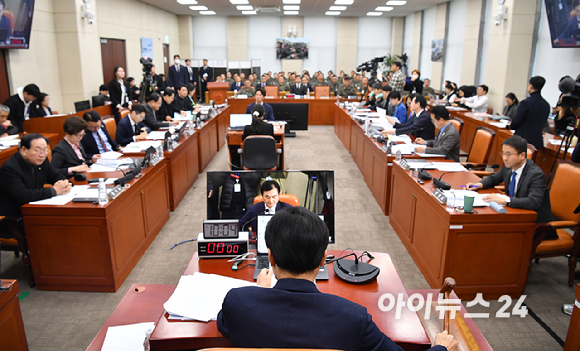 안규백 위원장이 21일 오전 서울 여의도 국회에서 열린 윤석열 정부의 비상계엄 선포를 통한 내란 혐의 진상규명 국정조사특별위원회 전체회의에서 의사봉을 두드리고 있다. [사진=곽영래 기자]