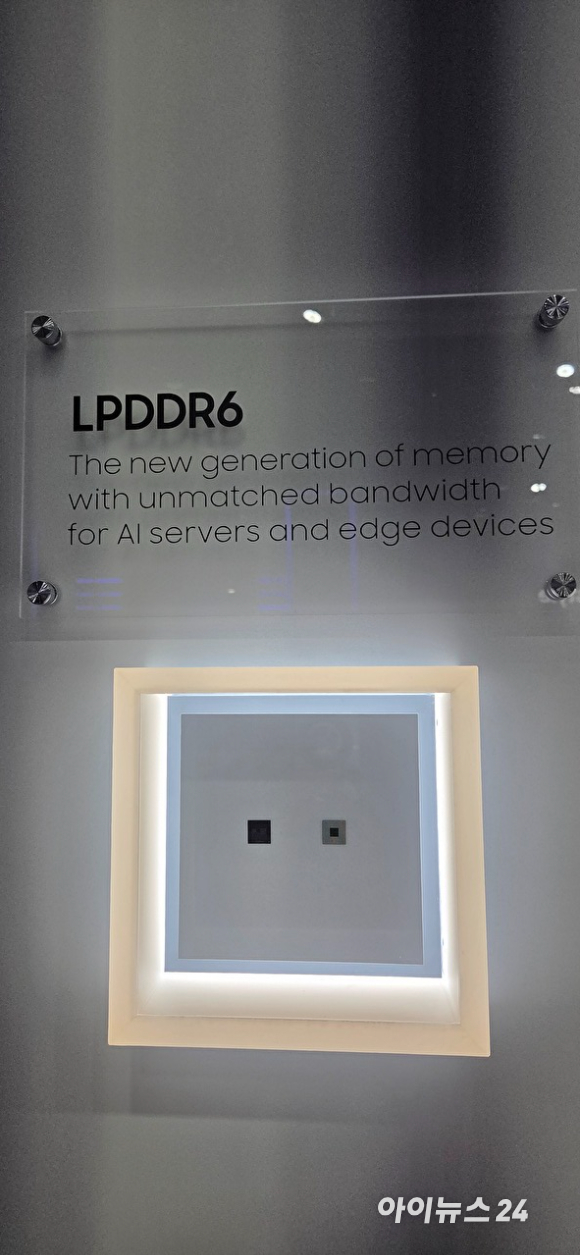 22일 서울 강남구 코엑스에서 개막한 반도체대전(SEDEX)의 SK하이닉스 전시관에 마련된 HBM4 전시공간. [사진=박지은 기자]