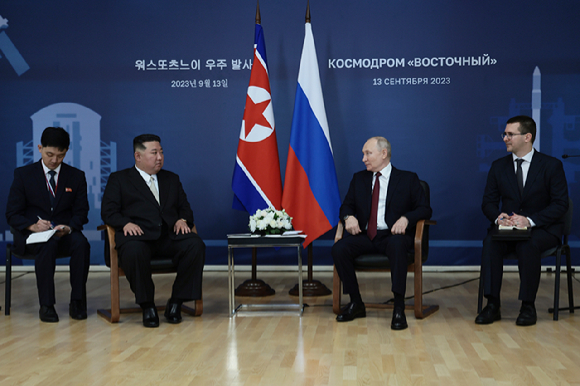 김정은(왼쪽 두 번째) 북한 국무위원장이 13일(현지시각) 러시아 아무르주 보스토치니 우주기지에서 블라디미르 푸틴 러시아 대통령과 회담하고 있다. [사진=AP/뉴시스]
