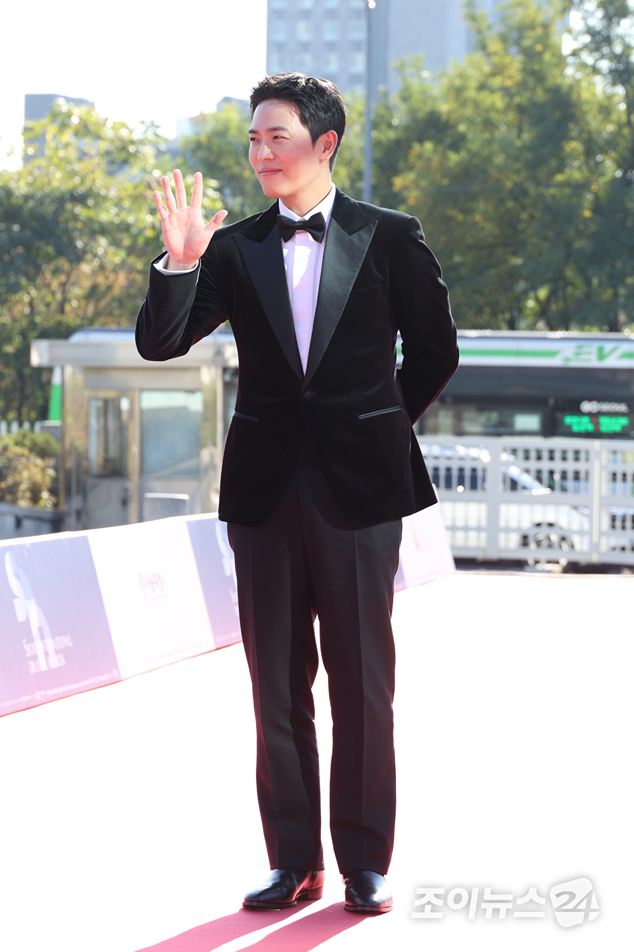 배우 이동하가 8일 오후 서울 영등포구 여의도 KBS홀에서 진행된 '서울드라마어워즈 2026'에 참석해 레드카펫을 밟고 있다. [사진=문수지 기자]