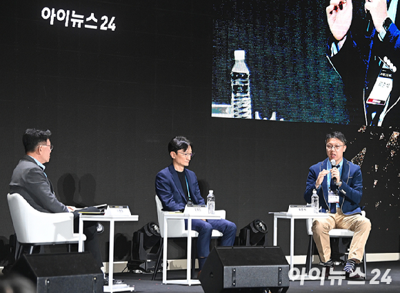 종합경제미디어 아이뉴스24의 대표 지식 컨퍼런스 '아이포럼 2026'이 22일 서울 용산구 서울드래곤시티 한라홀에서 'AI 패권 전쟁, 새로운 질서: AI 3대 강국, 대한민국의 현재와 미래'를 주제로 열린 가운데 류준석 네이버클라우드 각 세종 기술리더가 'GPU 그 다음, 운영의 시대: AI 데이터센터, NEXT STEP'을 주제로 발표하고 있다. [사진=곽영래 기자]