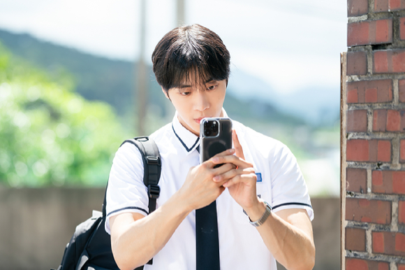 배우 추영우가 영화 '오늘 밤, 세계에서 이 사랑이 사라진다 해도' 인터뷰에 앞서 포즈를 취하고 있다. [사진=(주)바이포엠스튜디오]