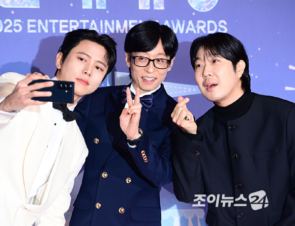 '놀면뭐하니' 주우재-유재석-하하가 29일 오후 서울 마포구 MBC 사옥에서 열린 '2025 MBC 방송연예대상' 포토월 행사에 참석하고 있다. [사진=정소희 기자]